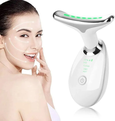 Mujer usando DermaLift Pro en su rutina facial