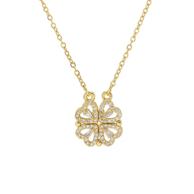 Collar Trebol Corazon dorado sobre fondo blanco