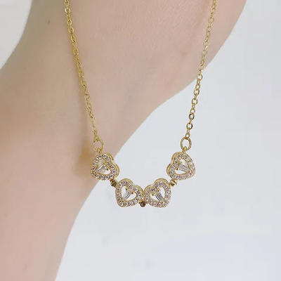 Detalle del collar Trebol Corazon en muneca