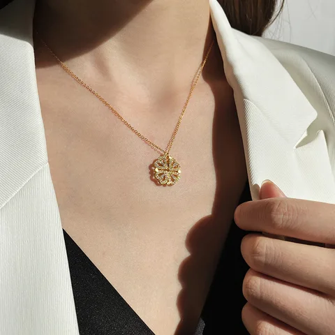 Mujer usando el collar Trebol Corazon en el cuello