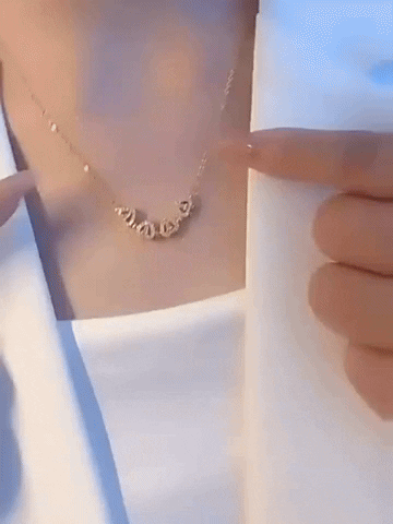 Collar Trebol Corazon puesto, ajustandolo en el cuello, video en movimiento