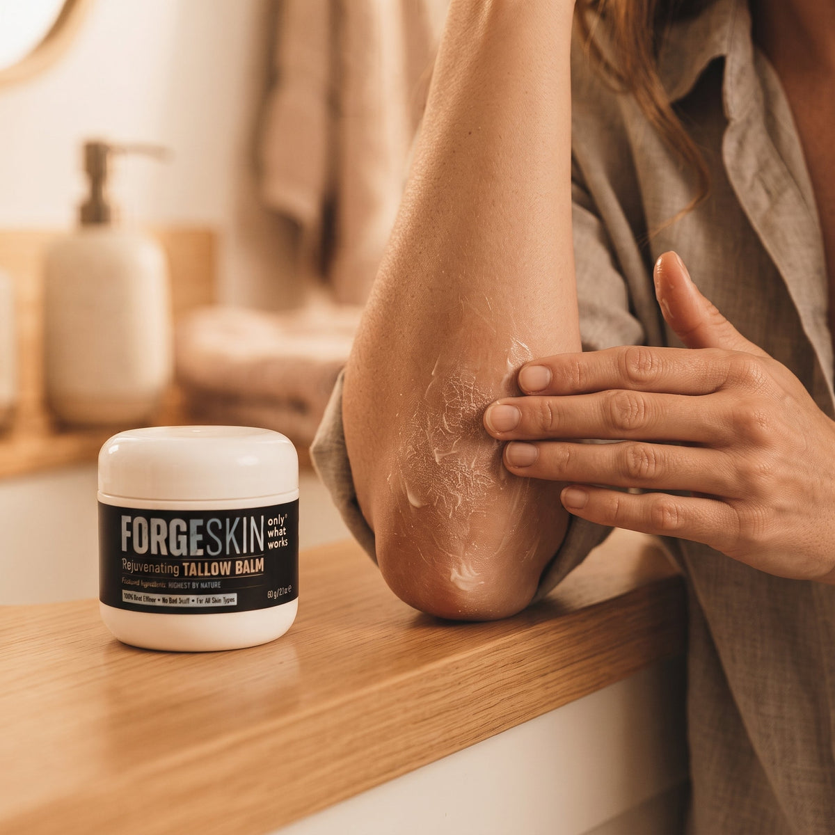 Forge Skin Tallow Balm — mujer aplicándolo en el codo reseco